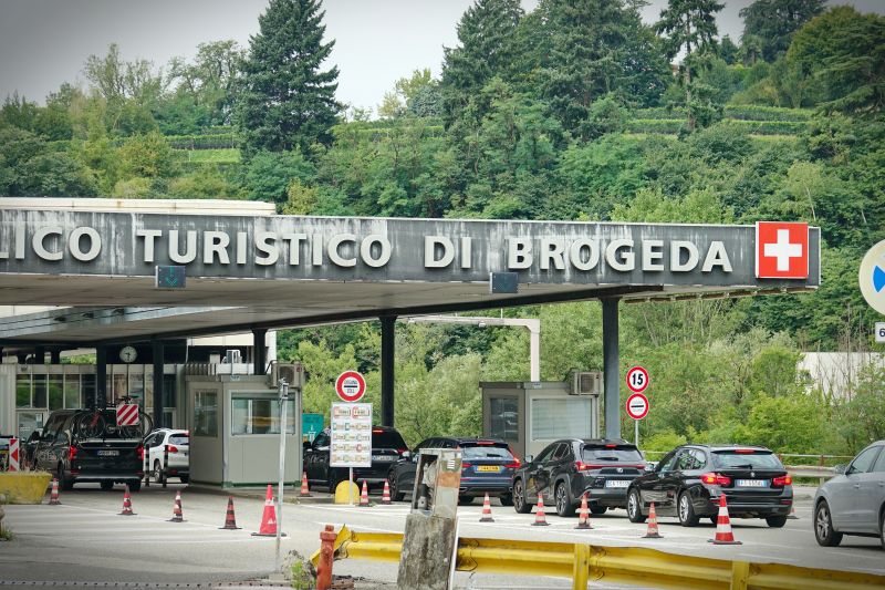 #Italie abaisse le seuil de bagatelle à 70 euros pour attirer les touristes d'achat suisses. La #Suisse perd des millions de revenus de TVA ! <a href="/RetailSwiss/">SWISS RETAIL FEDERATION</a> demande l'abaissement de la franchise-valeur à 50 francs pour une concurrence équitable ! t.ly/QAn-F