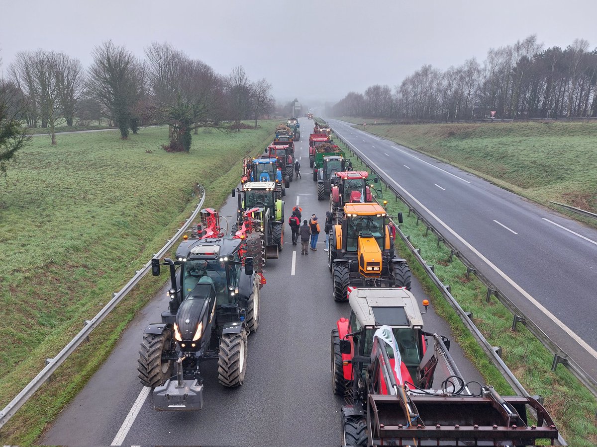 A Plelo, sur la RN12,  les #AgriculteursEnColere arrivent pour installer le blocage  ce 1er février. Une quarantaine de tracteurs sont présents.