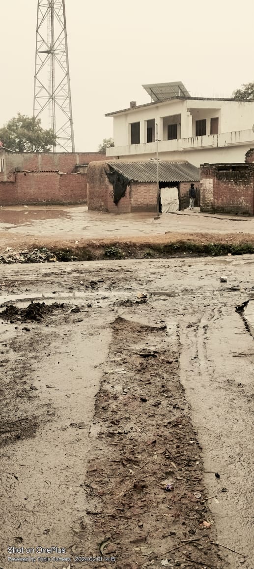 साहब जो सामने जो पोल दिख रहा वो है नेशनल एकेडमी स्कूल नन्हे मुन्ने बच्चो को इसी मार्ग से होकर गुजरना पड़ता है। जहां कीचड़ और चोक नालियां स्वच्छता अभियान की पोल खोल रही है ग्राम निसोई ब्लॉक मझगवां तहसील आँवला जनपद बरेली <a href="/dmbareilly/">DM Bareilly</a> <a href="/CdoBareilly/">CDO Bareilly</a> <a href="/UPCMOffice/">Chief Minister UP</a>