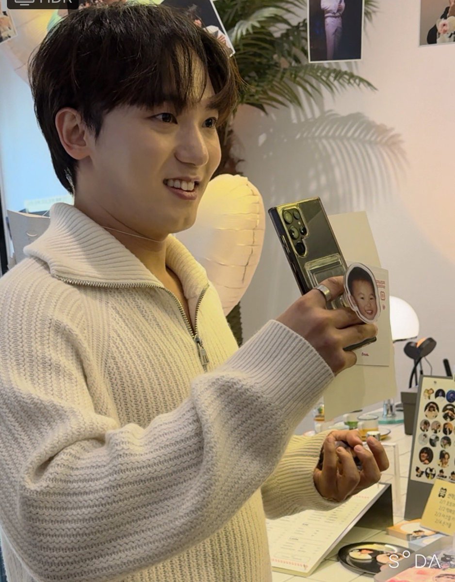신당카페서 그립톡 냅다자랑중인 택자