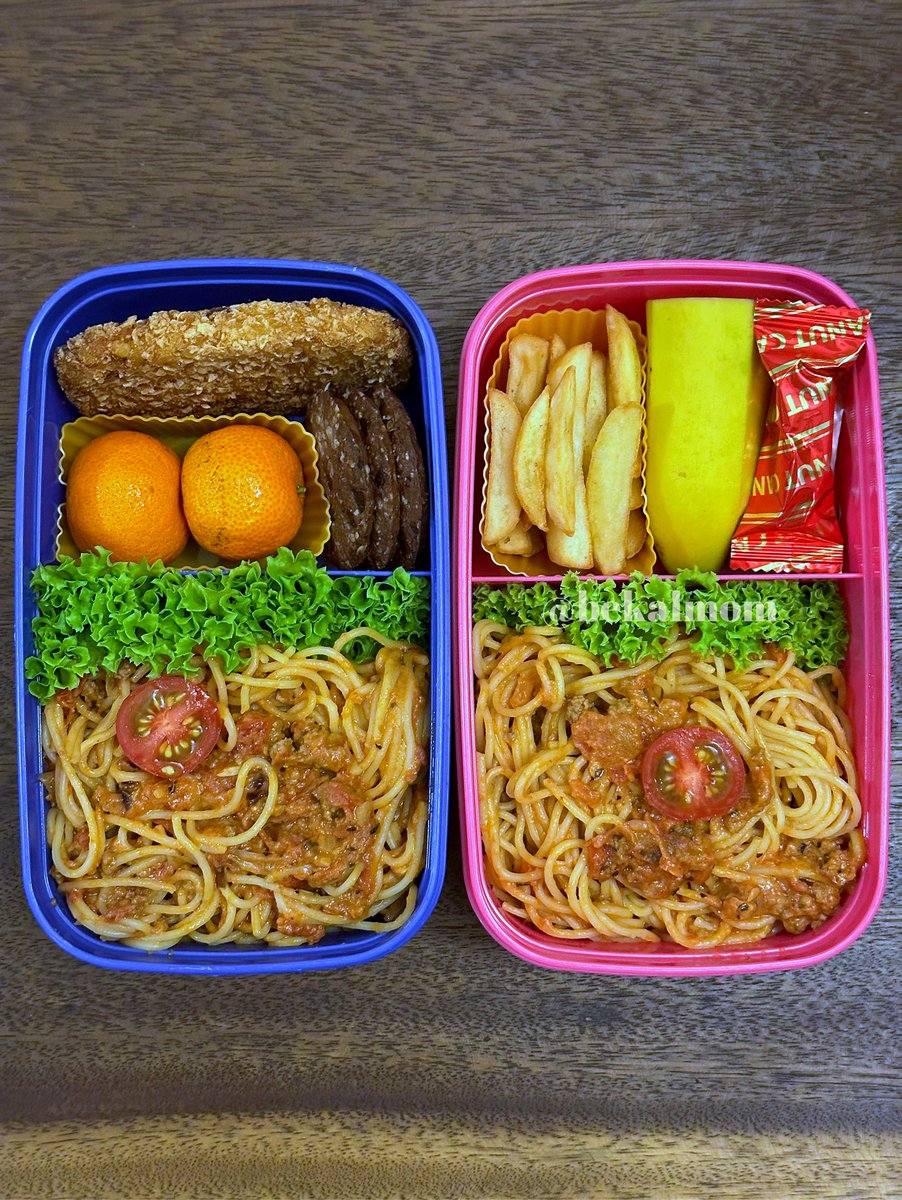 Day594. Bekal for today:
•Homemade spaghetti bolognese 
•Wedges and french fries
•Half a banana
•Oranges 
•Chocolate biscuits 

Watch this Reel! 🎥
instagram.com/reel/C2zUHz8Pw…