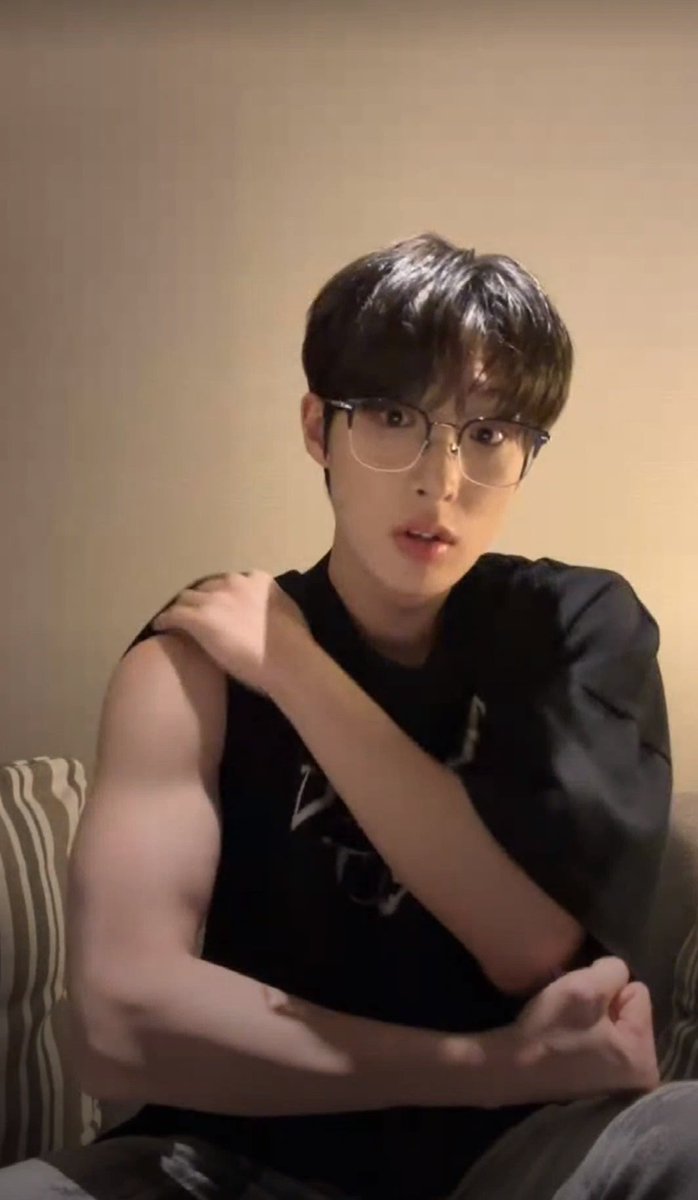 SongxxxxMax's tweet photo. 민기 살이 많이 빠졌대 운동도 같이 해서 ㅠ ㅋㅋㅋㅋㅋㅋㅋㅋㅋ 팔뚝 자랑하는 것 봐 💪 https://t.co/7jOzZHlD0a