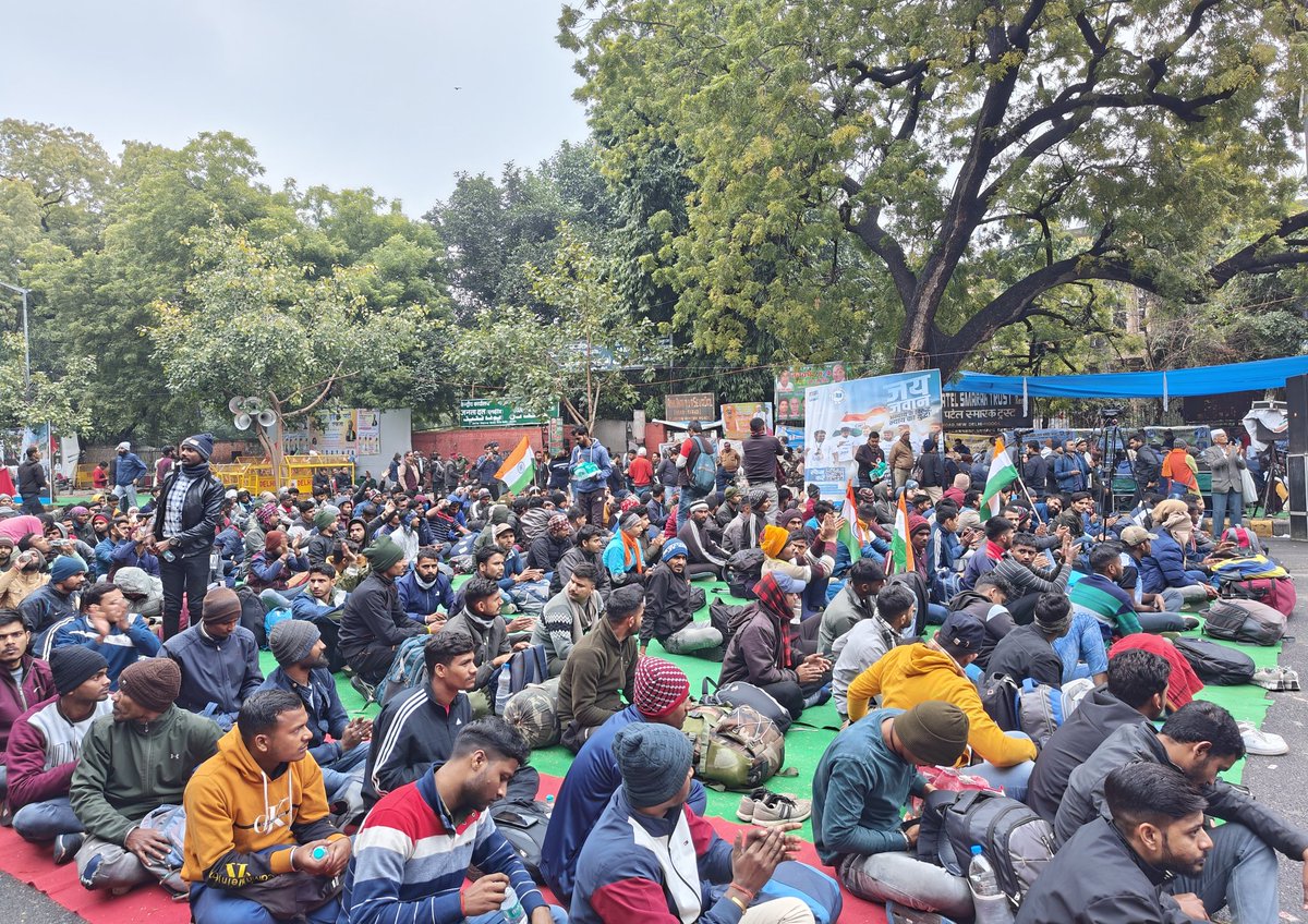 ColRohitChaudry's tweet photo. सेना में चयनित 1.5 लाख युवाओं के न्याय व हक के लिए आज दिल्ली के जंतर- मंतर पर फ़िर से धरना प्रदर्शन।

बारिश व कड़कड़ाती सर्दी के बावजूद युवाओं का जोश काबिले तारीफ़ हैं। 

युवाओं की मांग सिर्फ उनके ज्वाइ���िंग लैटर को लेकर है, जिसके लिए युवा दो साल से आंदोलनरत हैं। लेकिन मोदी सरकार द्वारा इनकी कोई सुनवाई नहीं हो रही। 

��ाहुल गांधी जी के वादे के अनुसार युवाओं की लड़ाई पूर्व सैनिक विभाग, कांग्रेस पार्टी द्वारा लगातार धरातल पर जारी है। 

आंदोलन कल 2 फरवरी को भी जारी रहेगा।

संघर्ष जारी है ...
जय हिंद 🇮🇳

#जय_जवान
#JusticeForDefenceStudents
#चंपारण_सत्याग्रह  #पेंडिंग_भर्ती

१/२