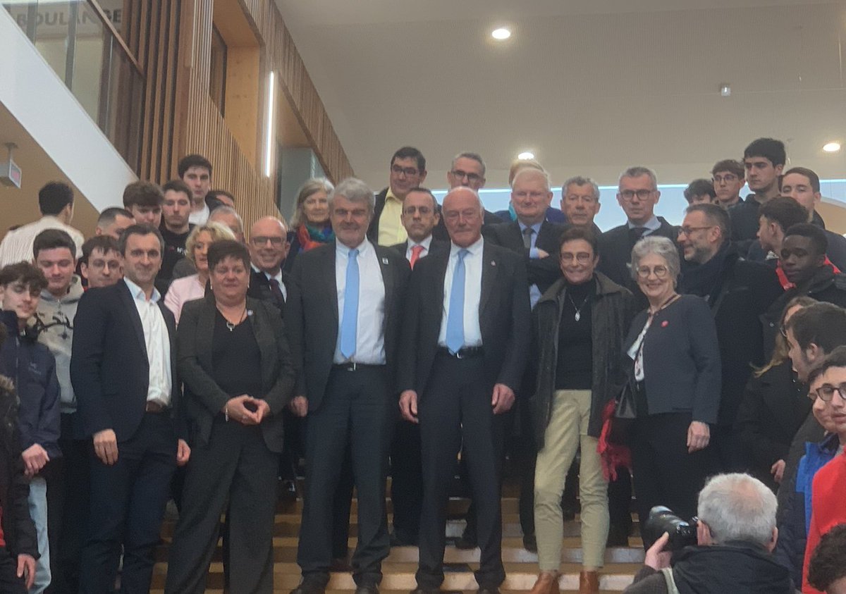 🚗 Jeudi 1er février : Inauguration du Pôle Automobile du Centre de formation professionnelle de Lagord, en Charente-Maritime. 
🏗️ Ce pôle, est un des deux sites constitutifs du CFA de la CMA de Nouvelle-Aquitaine qui forment plus de 2700 apprentis.
<a href="/al_rousset/">Alain Rousset</a>  <a href="/ggomez_cma/">Gérard Gomez</a>