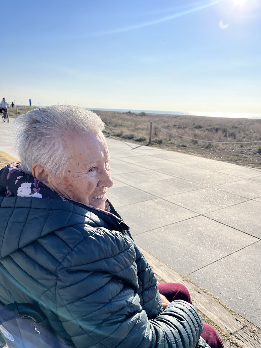 centrocatite's tweet photo. Com ens agrada anar a la platja a prendre el sol i un cafè!☀☕
_______
¡Cómo nos gusta ir a la playa a tomar el sol y un café!☀☕

#saludybienestar #castelldefelsplaya #castelldefels #gentgran https://t.co/qd0njACl2Y