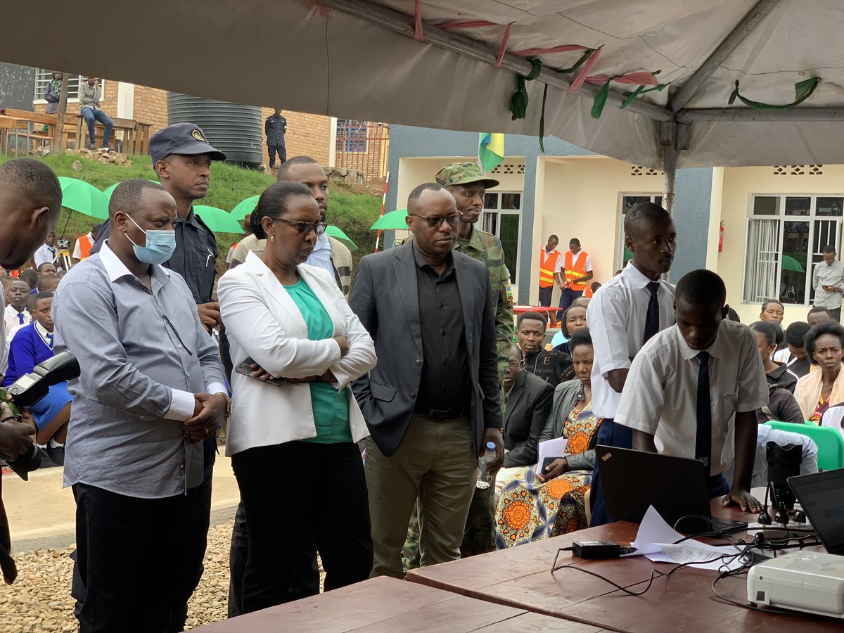 Dufatanyije n’Ubuyobozi bw’Akarere n’ibigo by’amashuri by’abaturanyi; Twizihije umunsi mukuru w’intwari z’u Rwanda. Twarebeye hamwe  aho ishuri ryavuye n’aho rigeze kubera imiyoborere myiza, amasomo atangwa n’ibikoresho byifashishwa n’icyo bimariye abanyarwanda muri rusange.