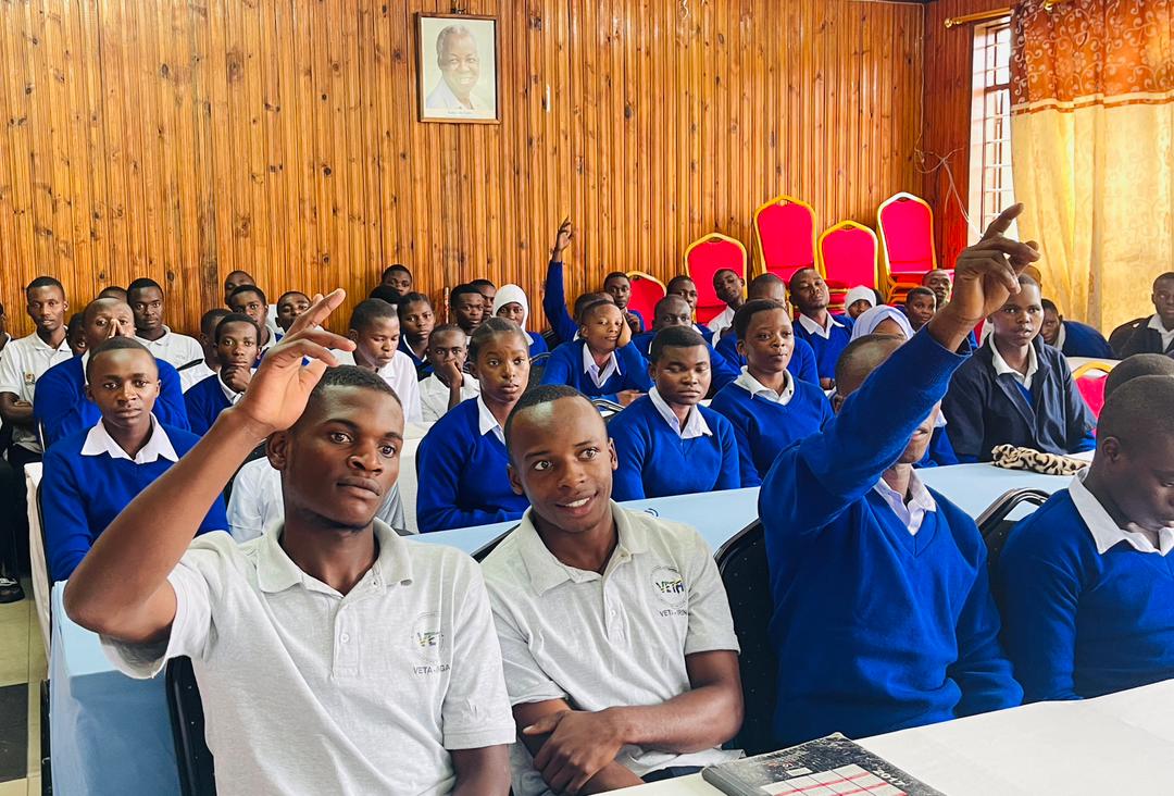 EwuraTanzania's tweet photo. EWURA YARAHISISHA UPATIKANAJI LESENI YA UFUNDI UMEME

Mhandisi Mwandamizi wa #Umeme @EwuraTanzania,Nicholaus Kayombo amesema #EWURA sasa imerahisisha utoaji leseni za usanikishaji mifumo ya umeme kwa kuboresha mfumo wake wa #LOIS unaotoa huduma za #leseni kwa njia ya  #kieletroni.

Mha. Kayombo alieleza hayo, Jumatano, tar 31. 01.2024, wakati akitoa elimu kwa  wanafunzi wanaosomea usanikishaji mifumo ya umeme katika Chuo cha Elimu ya Ufundi Stadi -VETA Iringa, ambapo aliwasisitiza kupata leseni hizo kutoka EWURA pindi wanapomaliza masomo yao ili kukidhi matakwa ya #Sheria, #usalama na #ubora wa #huduma.

Alisema kutokana na mahitaji ya leseni hizo kuongezeka, EWURA imeboresha zaidi huduma zake #kidijitali na sasa mtu yeyote mwenye #elimu ya umeme anaweza kufanya maombi, malipo na kupokea leseni kiganjani mwake  kupitia barua pepe yake bila kulazimika kufika ofisini.

 “ Mfumo wa LOIS unapatikana kwenye tovuti kupitia www. https://t.co/LxHpW2gsLV; na ni rahisi kuutumia, ingia, jisajili, omba na pokea leseni,”alisema. 

Afisa Huduma kwa Wateja EWURA Kanda ya Kati, Bw. Juma Singano, aliwaeleza wanafunzi hao kuwa EWURA inao utaratibu mzuri wa kupokea na kushughulikia #malalamiko yanayotokana na huduma zinazodhibitiwa, hivyo wanapokuwa na malalamiko wayawasilishe ili kupata suluhu.

Mratibu wa Mafunzo VETA Iringa, Bw. Edmund Enugu litoa  shukrani kwa EWURA na kuomba #mafunzo ya aina hiyo kuwa #endelevu.
