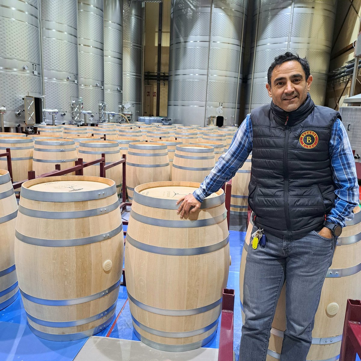 Renovando el parque de barricas.

🍷✨️🪵

Renewing the barrel fleet.

#BodegasBleda #DOPJumilla #Jumilla #Barricas #Roble #Vino