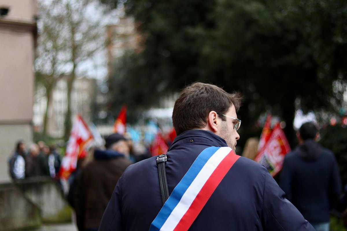 NicolasMayerNMR's tweet photo. Aux côtés des enseignant(e)s ce matin pour défendre l’école publique face à ce gouvernement de casse et de caste. Si vous pensez que l'Education coûte cher, essayez l'ignorance ! https://t.co/JfitwNVRuf