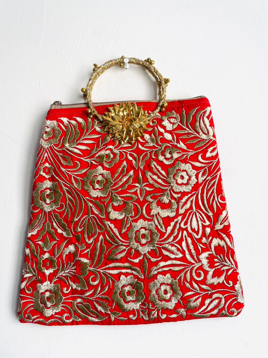 GlobeSgi's tweet image. Party Wear Golden Work Flower design Purse Designer Women's Silk Party Wear Potli Style Bridal Ethnic 

#bags #emboridery #goldenwork #designerbag #bridal #indianethnicwear #shopping #shoppingonline #explorepage #onlinestore #visit #bagsforsale #saiglobeinternational