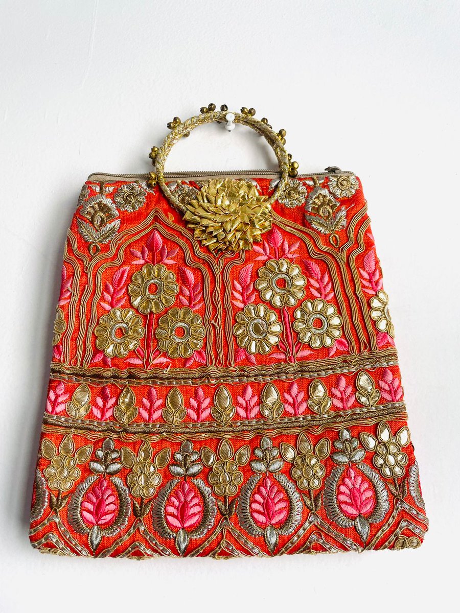 GlobeSgi's tweet image. Party Wear Golden Work Flower design Purse Designer Women's Silk Party Wear Potli Style Bridal Ethnic 

#bags #emboridery #goldenwork #designerbag #bridal #indianethnicwear #shopping #shoppingonline #explorepage #onlinestore #visit #bagsforsale #saiglobeinternational