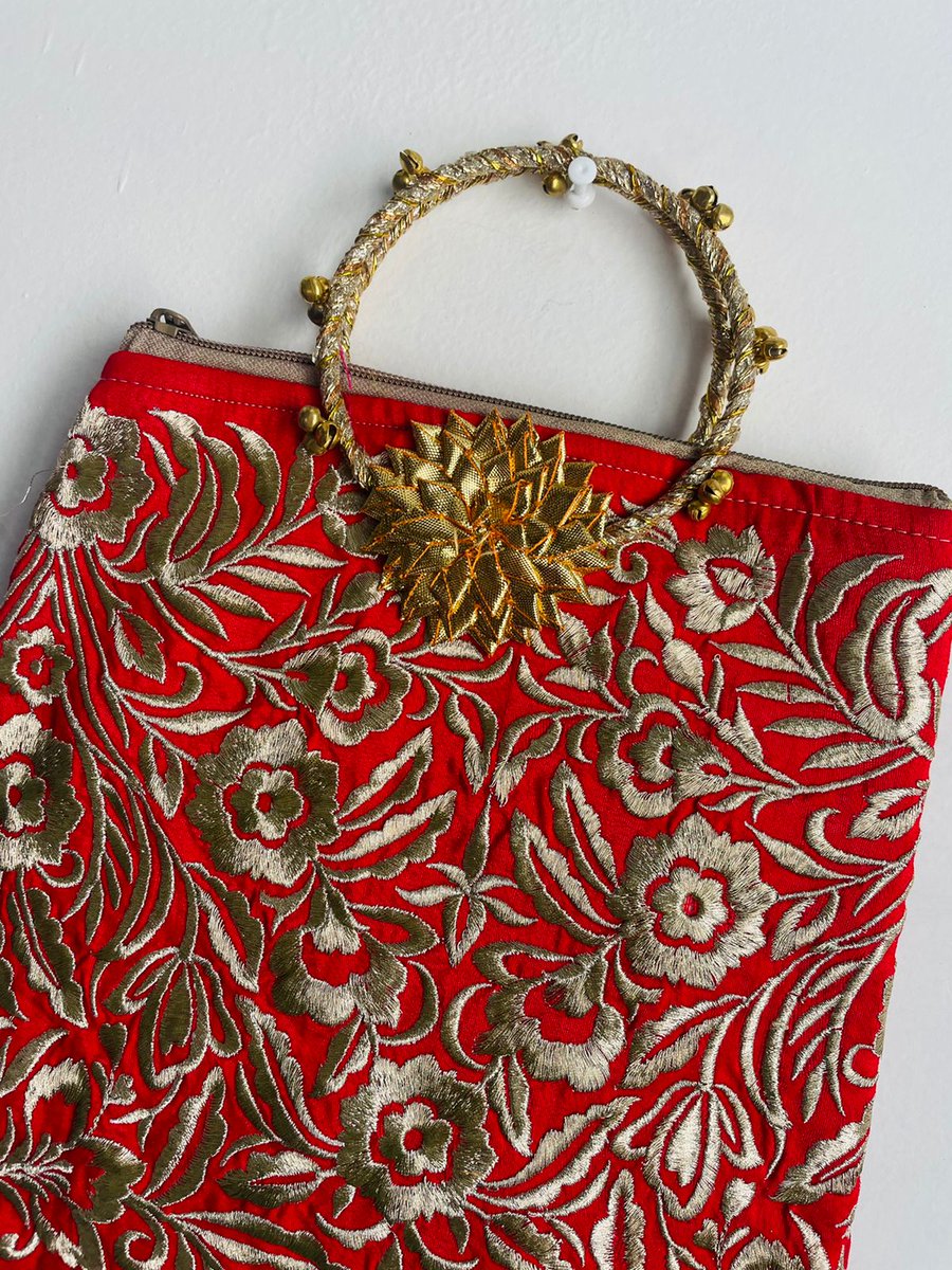 GlobeSgi's tweet image. Party Wear Golden Work Flower design Purse Designer Women's Silk Party Wear Potli Style Bridal Ethnic 

#bags #emboridery #goldenwork #designerbag #bridal #indianethnicwear #shopping #shoppingonline #explorepage #onlinestore #visit #bagsforsale #saiglobeinternational
