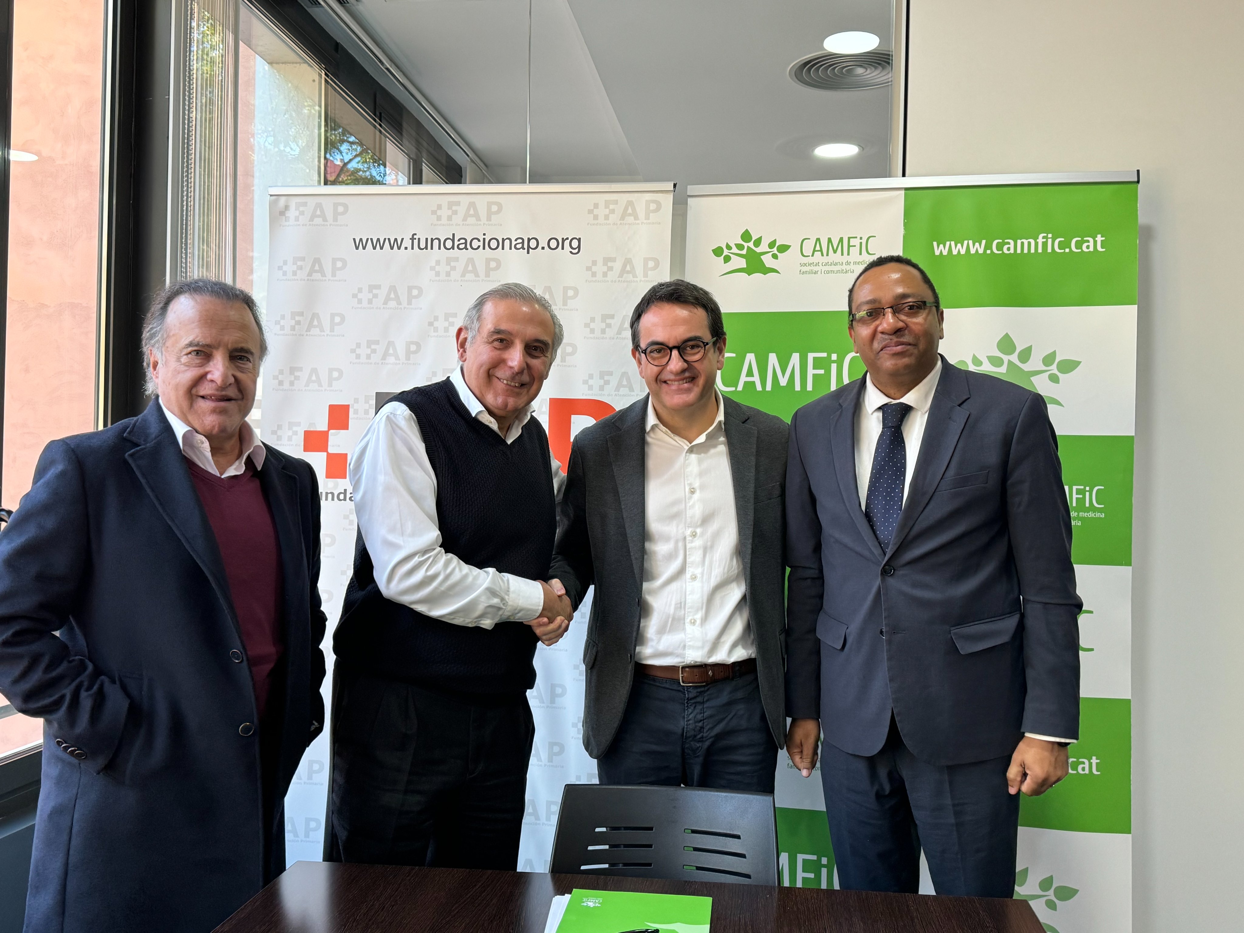 A l'acte, Enric Llorca, president de l'Associación y el Sr. Víctor Clyde Walters Velho, Primer Secretario de l'Ambaixada de la República de Mozambique