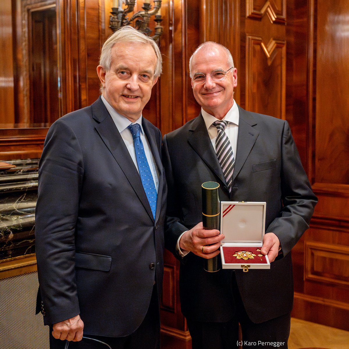 Präsident Bodendieck erhält Goldenes Ehrenzeichen der Österreichischen Ärztekammer für sein langjähriges Engagement um die Zusammenarbeit der Ärztekammern. Verliehen wurde das Ehrenzeichen vom Präsidenten der @ÖÄK , Dr. Steinhart. Die Zusammenarbeit besteht bereits seit 2005.