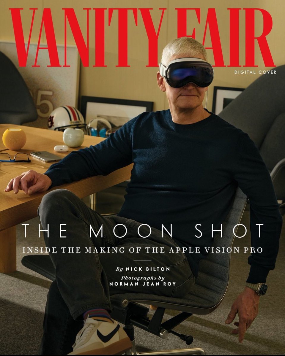 ananayarora's tweet image. FIRST EVER PIC OF TIM COOK WEARING VISION PRO