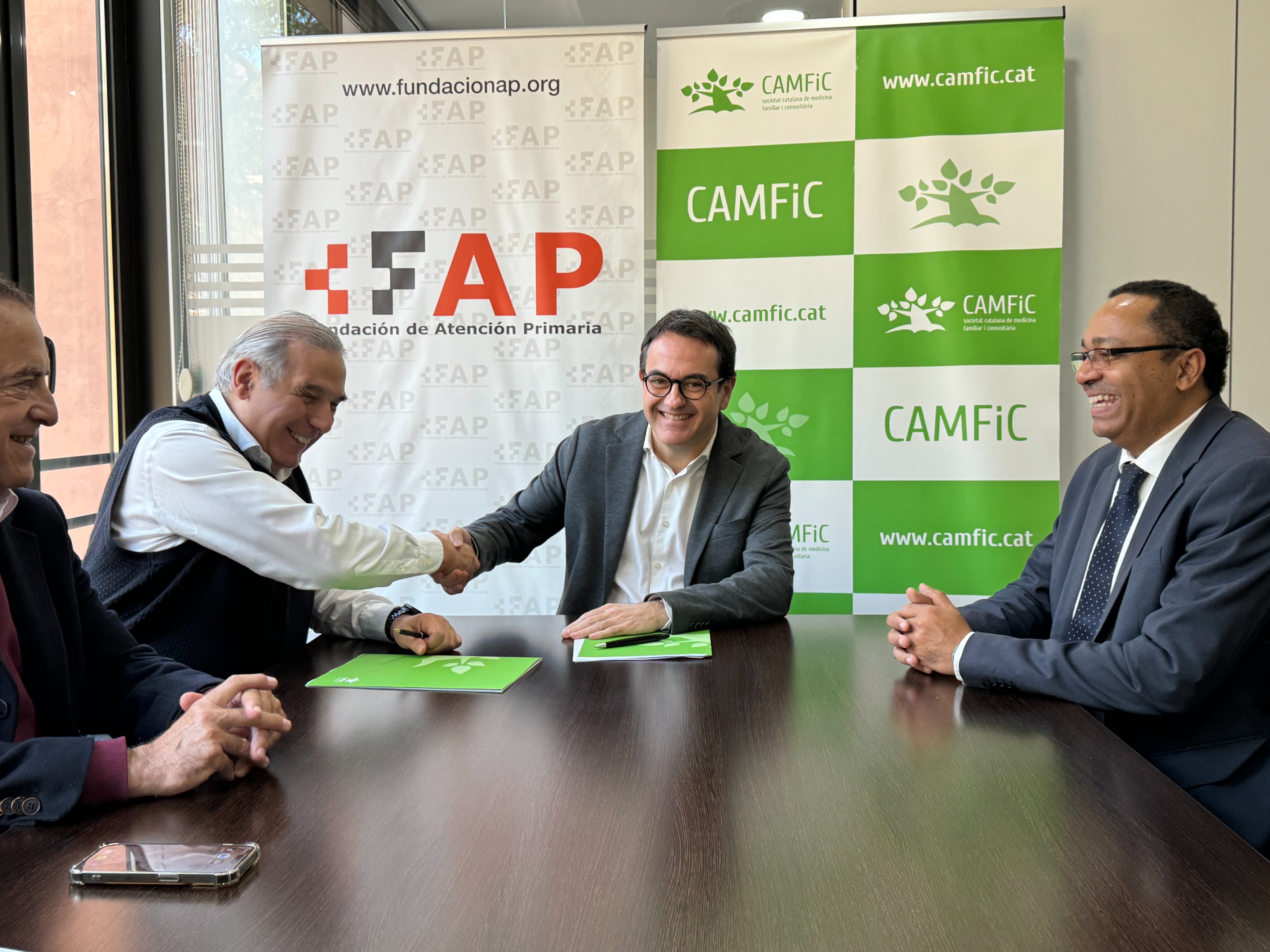 A l'acte, Enric Llorca, president de l'Associación y el Sr. Víctor Clyde Walters Velho, Primer Secretario de l'Ambaixada de la República de Mozambique