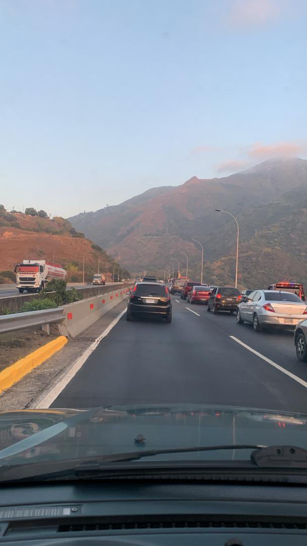 TortoleroFM's tweet photo. #ReporteDeTransito Fuerte retraso
antes del túnel 🚘
@Via977FM https://t.co/kehKlae2lX
