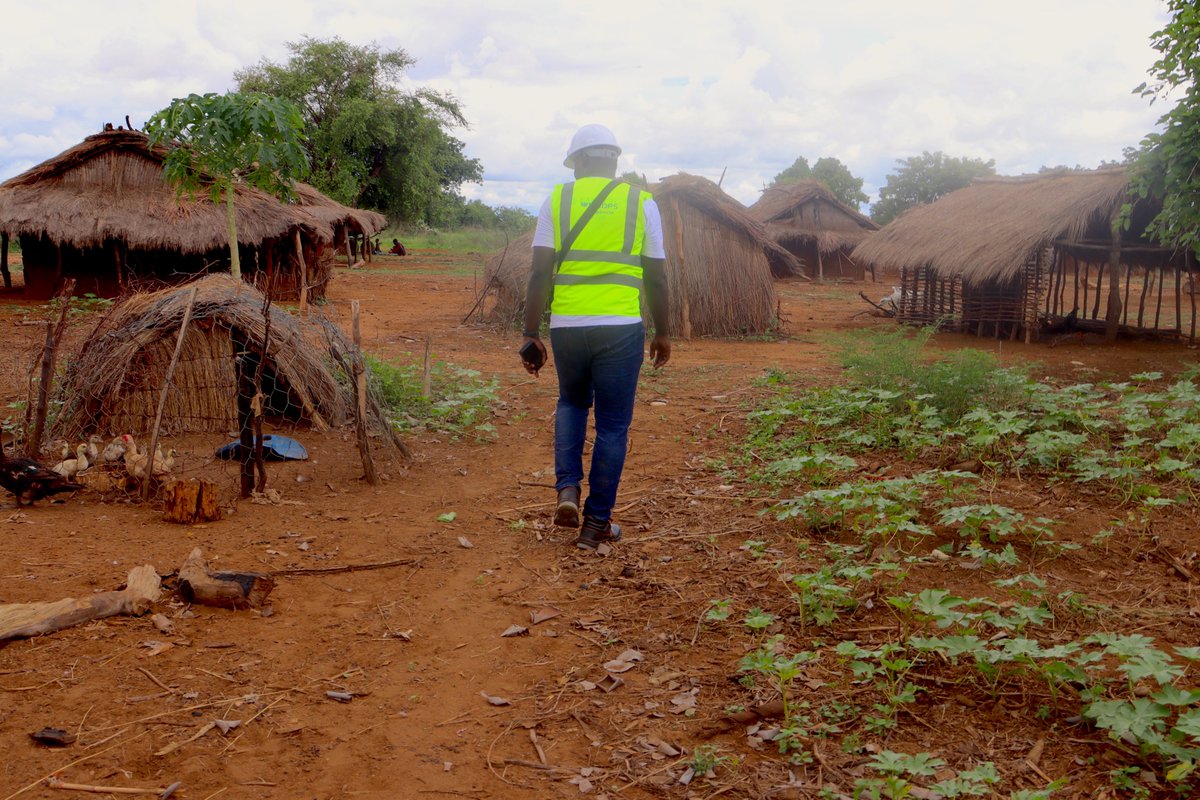 UNOPS_AFRCent's tweet photo. La Région de l'Ouest de #Madagascar fait face à d’énormes défis d'accès à l'eau et de sécurité alimentaire. 
L’UNOPS, en appui au gouvernement, a démarré des travaux d'urgence de réalisation de 3 forages et 50 km de pistes rurales.
Fonds: @leFIDA
#BâtirLAvenir https://t.co/yIR6qzcIpj