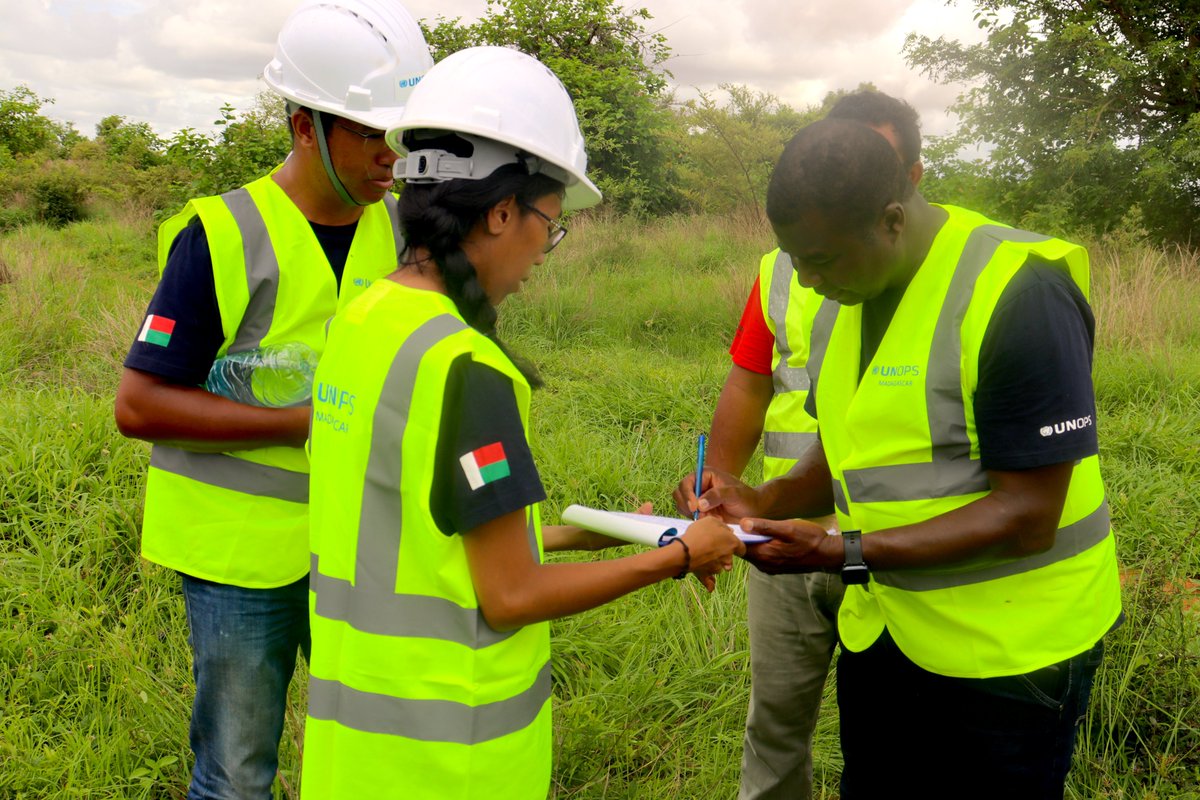 UNOPS_AFRCent's tweet photo. La Région de l'Ouest de #Madagascar fait face à d’énormes défis d'accès à l'eau et de sécurité alimentaire. 
L’UNOPS, en appui au gouvernement, a démarré des travaux d'urgence de réalisation de 3 forages et 50 km de pistes rurales.
Fonds: @leFIDA
#BâtirLAvenir https://t.co/yIR6qzcIpj