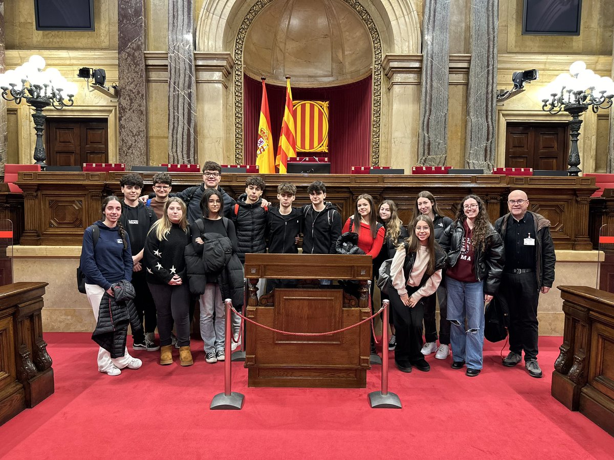 standreu's tweet photo. Aquest matí l'alumnat de Ciutadania, Política i Dret ha visitat el Parlament de Catalunya, una oportunitat per conèixer la cambra legislativa i les seves funcions. #1BAT @parlamentcat https://t.co/vqE7A3PRgN
