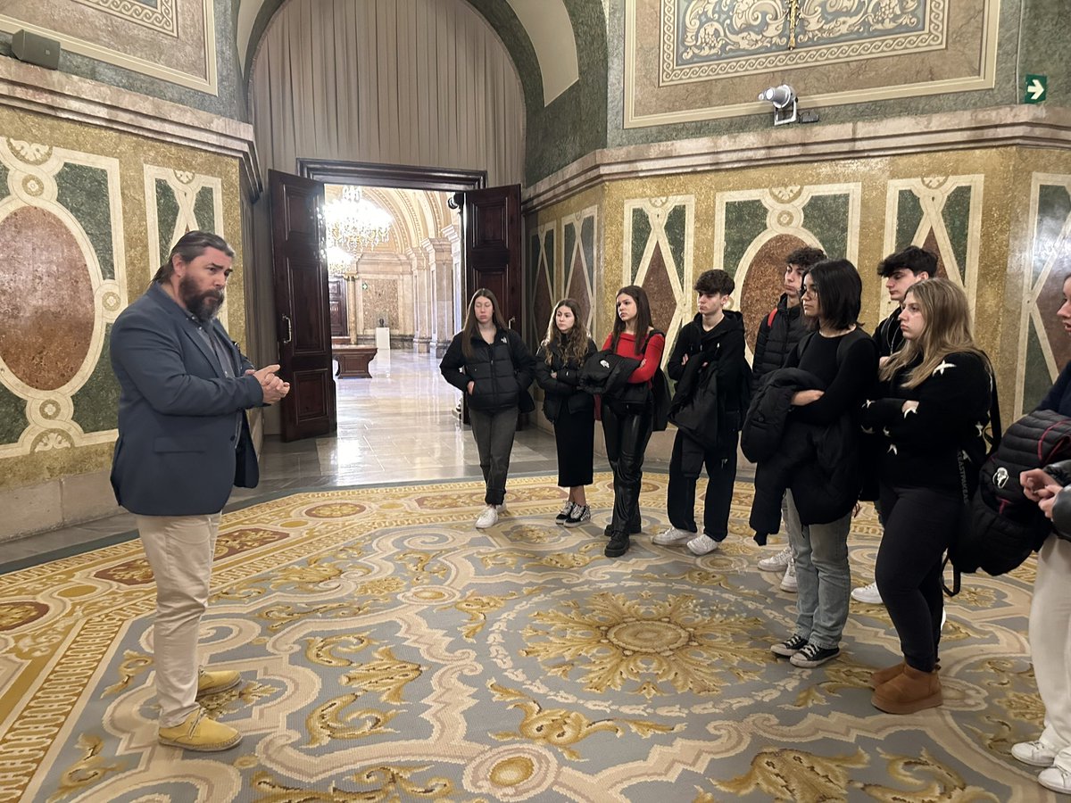 standreu's tweet photo. Aquest matí l'alumnat de Ciutadania, Política i Dret ha visitat el Parlament de Catalunya, una oportunitat per conèixer la cambra legislativa i les seves funcions. #1BAT @parlamentcat https://t.co/vqE7A3PRgN
