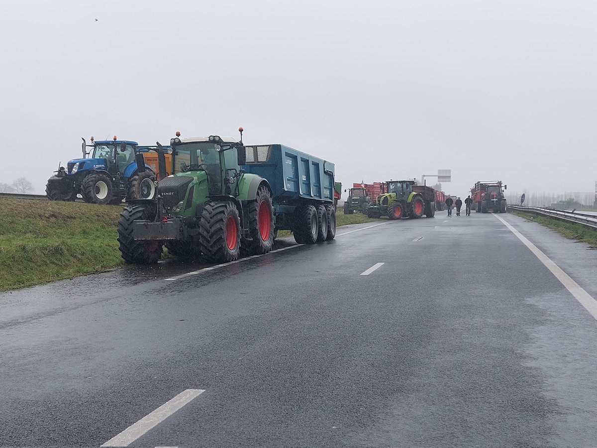 Sur  la RN12, à Plelo, à l'appel des JA et de la Fdsea, une vingtaine de tracteurs sont venus du secteur de Lanrodec #AgriculteursEnColere