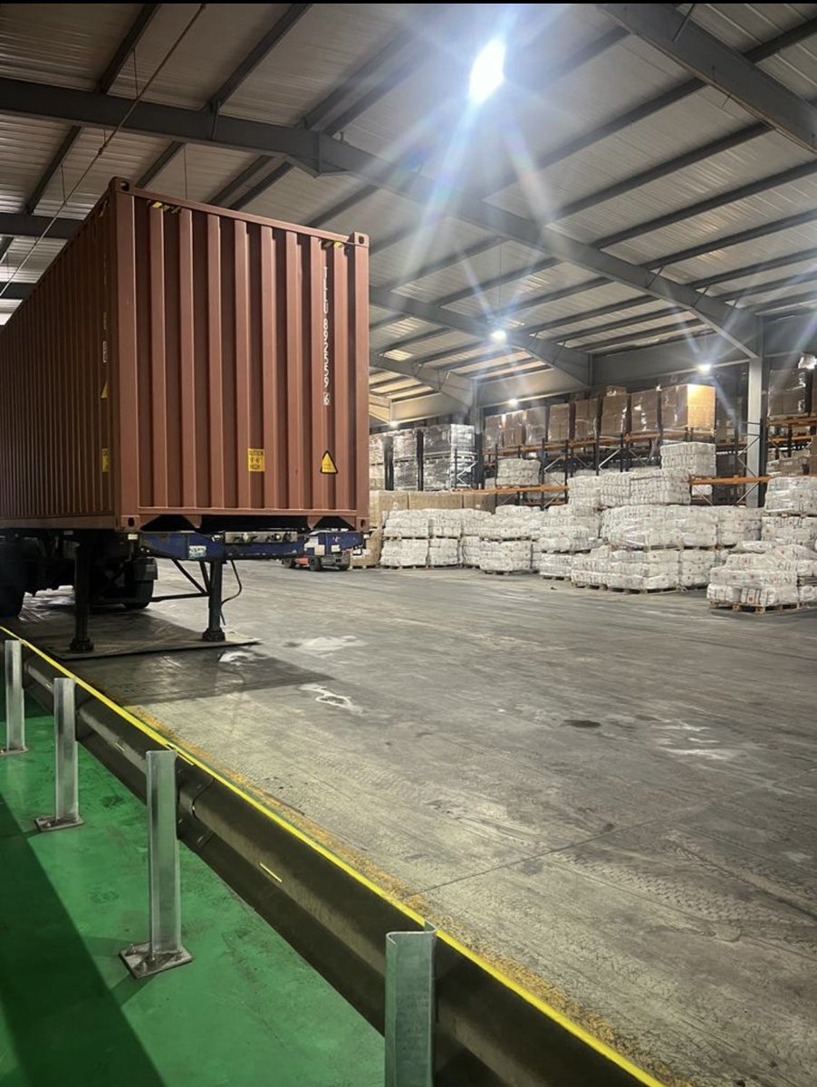 BibbyLtd's tweet photo. 💰 Time is MONEY 💰 

 Sending alot of freight ? No problem 

We can leave a stand trailer onsite for you to load at your leisure,

We work closely with shipping agents to leave containers on our site so drivers are available for other Duties #thinkingoutsideofthebox https://t.co/uYVRuIU3EM