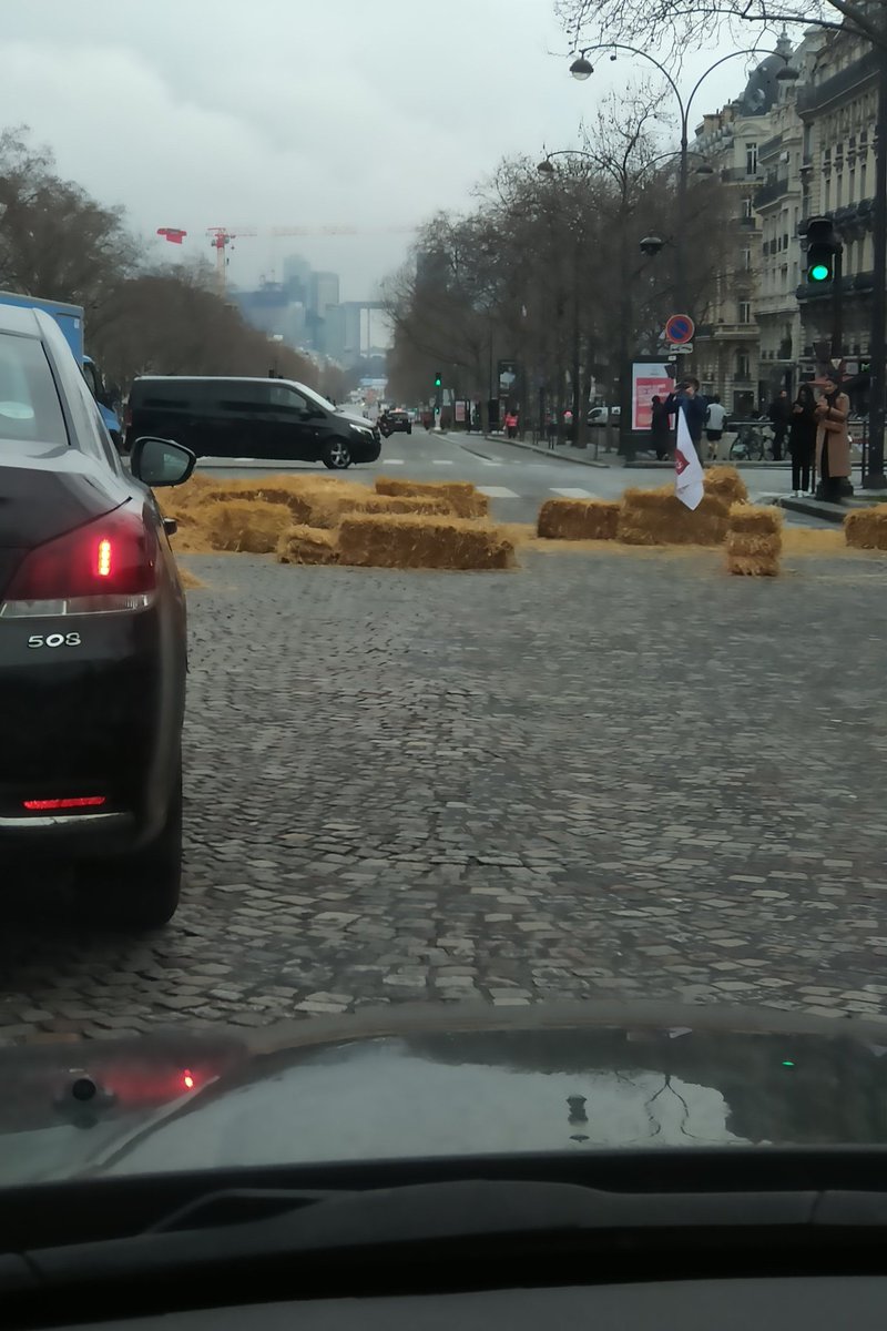 Des bottes de paille sur la place de l'étoile à #Paris et sur plusieurs artères comme ici avenue de la Grande Armée #agriculture #AgriculteursEnColere