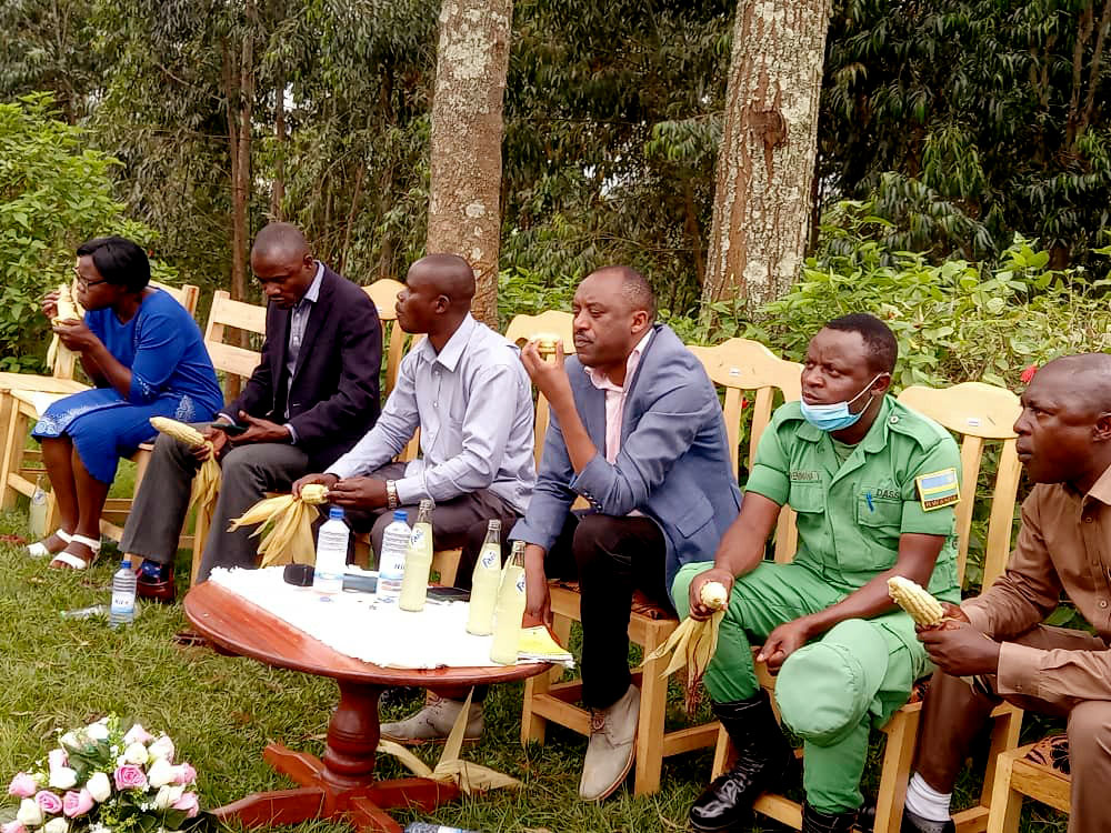 SectorNkanka's tweet photo. Nkanka Sector @RusiziDistrict, Umunsi w'Intwari z'Igihugu wizihijwe, abaturage bashima Intwari z'u Rwanda, mu mbyino n'indirimbo bivuga imyato ababohoye u Rwanda. muri ibyo birori Imiryango 2 yorojwe inka  ndetse habaho n’ubusabane.byayobowe na ES @GNTIVUGURUZWA 

 TUJYANEMO!!!! https://t.co/UEbZsECgUR
