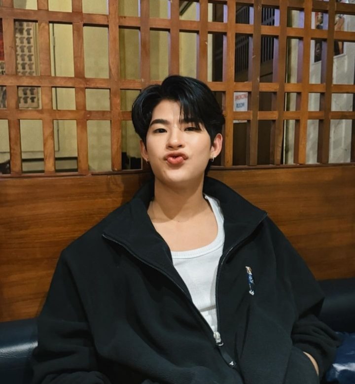 nominominoooom's tweet photo. Pakin bersama ekspresi kesayangannya 😁😚
#mmark #markpakin https://t.co/wEgMaKSwax