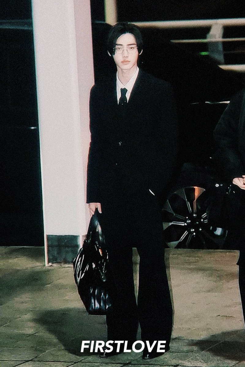 hourly_sh's tweet photo. sunghoon looks like an actor in the 90s here https://t.co/tXaQtEcB2r