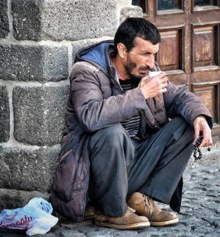 Kimine göre veli kimine göre deliydi hırpani giyisileri anca doyurduğu karnıyla Allah’ın dinini anlattı devletin yada toplumun dinine değil Allah’ın dinine icabet etti sözü yumuşak huyu tatlı kendisi sakin kişiydi namaz kıldığı esnada katledildi mekanı cennet olsun.#ramazanhoca