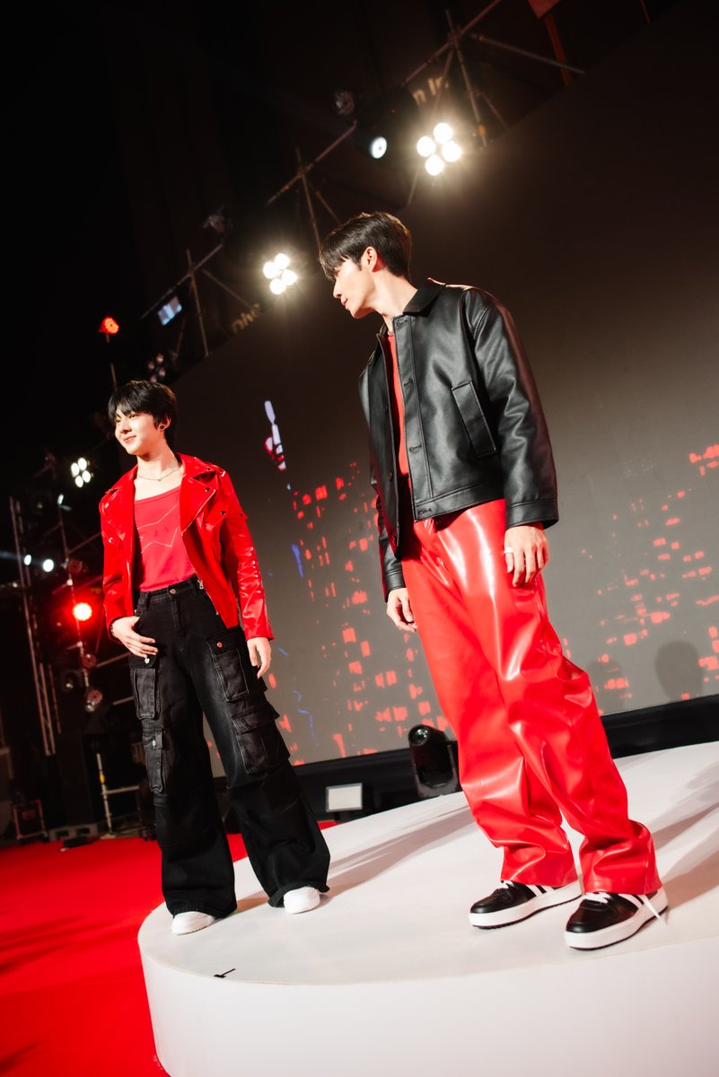 BataOfficialTH's tweet photo. ไม่ใช่เอ็มร้อยห้าสิบ แต่ #ซีนุนิว ใส่บาจาแล้วหล่อไม่มีลิมิต ชีวิตเกินร้อย 🫶🏻 รวมภาพสุดหล่อของสองหนุ่มในงาน #BataPaintTheTownRED เปิดตัว RED COLLECTION พร้อมกับใส่บาจาคู่ใหม่มาอวดโฉมจนทำให้แฟน ๆ ใจสั่นรัว 💙🧡

#Batathailand #SurprisinglyBata #BataREDxZeeNunew #ZeeNunew https://t.co/ePtiw2Pn40