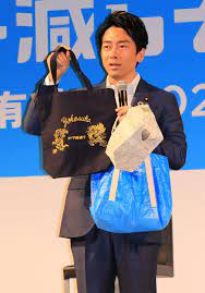 7Znv478Zu8TnSWj's tweet photo. レジ袋進次郎+環境省+日本学術会議が推し進めたレジ袋有料化。
これを契機にコンビニやスーパーから商品を素手で持って出てくる人が増え、
万引きが増え、
警備費用が増し、
レジ袋会社が潰れ、
無料ポリ袋が極薄になり、
不衛生なエコバッグを持ち歩く人が増え、
小売店のサービスは大きく低下した。

政治が世の中を不便にした典型例として歴史に残るだろう。