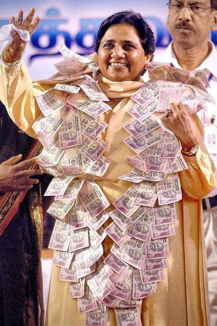 PBamcef's tweet photo. एक समय था जब दो वक्त की रोटी भी नसीब नहीं थी हमारे पूर्वजों को,
और,
आज मेरी नेता को कोई दौलत की बेटी कहता है तो मुझे बड़ा फख्र हो जाता है बहन मायावती जी पर।
@AnandAkash_BSP @Mayawati https://t.co/4cd4l5xCR8