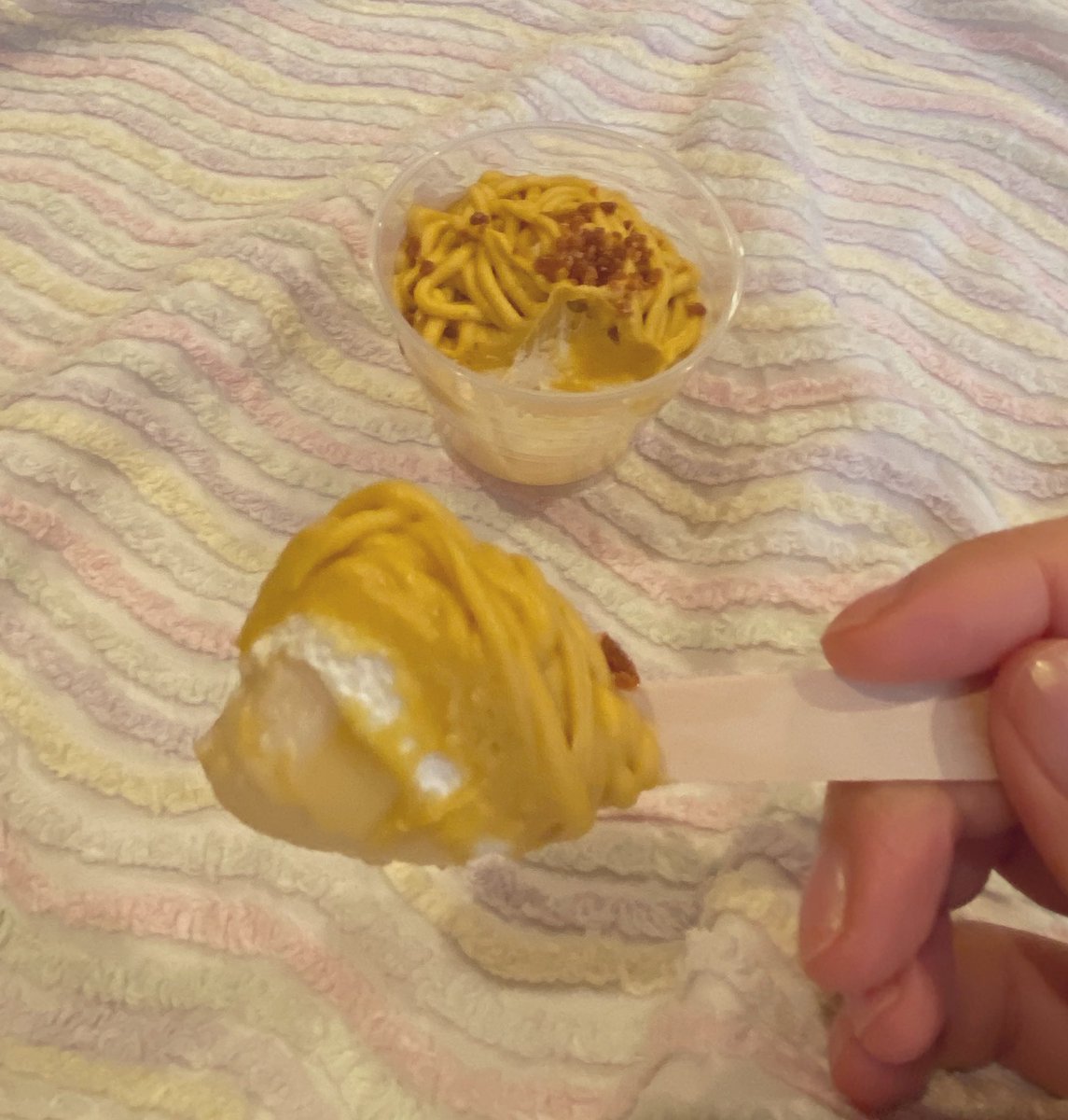 parfaitthestudy's tweet photo. ローソンのお芋スイーツ…食べた!?贅沢寝た芋プディング 298円 たべなよ!美味しいよ!
上のモンブラン部分がすごく甘い芋、下のクリーミーなとこがさっぱりで香り高いお芋…どっちもぐっすり眠らせたお芋が入ってるんで美味しいよ!
#ローソン #さつまいも博 #芝山農園 #NETAIMO #PR #寝た芋 https://t.co/V6khVDkNDr