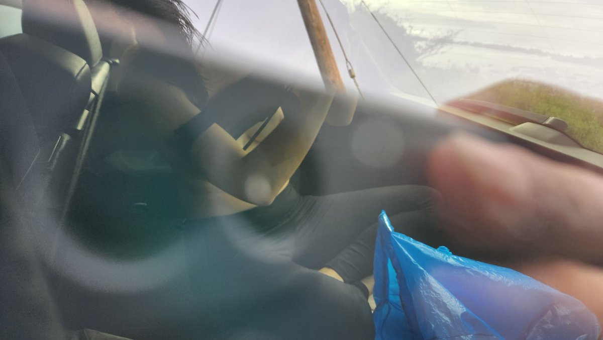 오늘은 몰카 버전입니다.

와이프가 물놀이를 하고서 차 트렁크에서 옷을 갈아 입고 있었는데, 혹시 누가 오나 주위를 살피다가 
아차차,, 내 정신 좀 봐 하고
뒤늦게 찍은 몰카입니다 ㅎ
조금 늦어서 좋은 작품이 나오진 않았지만,
현장감만 느껴주세요~