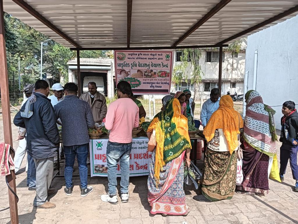 AtmaDahod's tweet image. જમીન ચકાસણી પ્રયોગશાળા પાસે, ખેડૂત તાલીમ કેન્દ્ર, ચાકલીયા ચોકડી, દાહોદ પાસે કાર્યરત પ્રાકૃતિક કૃષિ વેચાણ કેન્દ્ર દાહોદ ની મુલાકાત લેવા દાહોદ શહેરની તમામ જનતાને અનુરોધ કરવામાં આવે છે. જિલ્લાના ખેડૂતોને પ્રોત્સાહન મળી રહે તે હેતુથી પ્રાકૃતિક ખેત પેદાશોની જ ખરીદી કરવા વિનંતી.