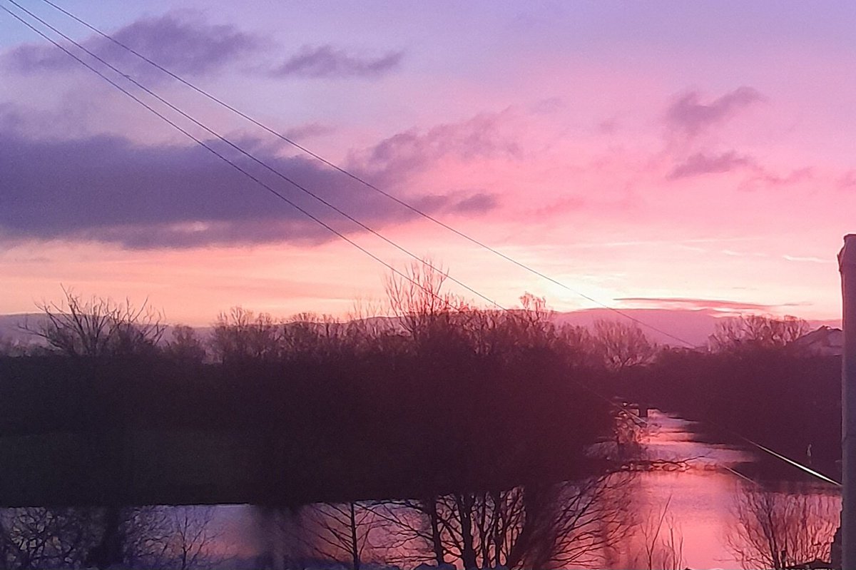 Hellofromhut's tweet photo. Nice to wake up to, good start to a new month #GoodOmen #ThisIsHut https://t.co/jdcn83Khqe