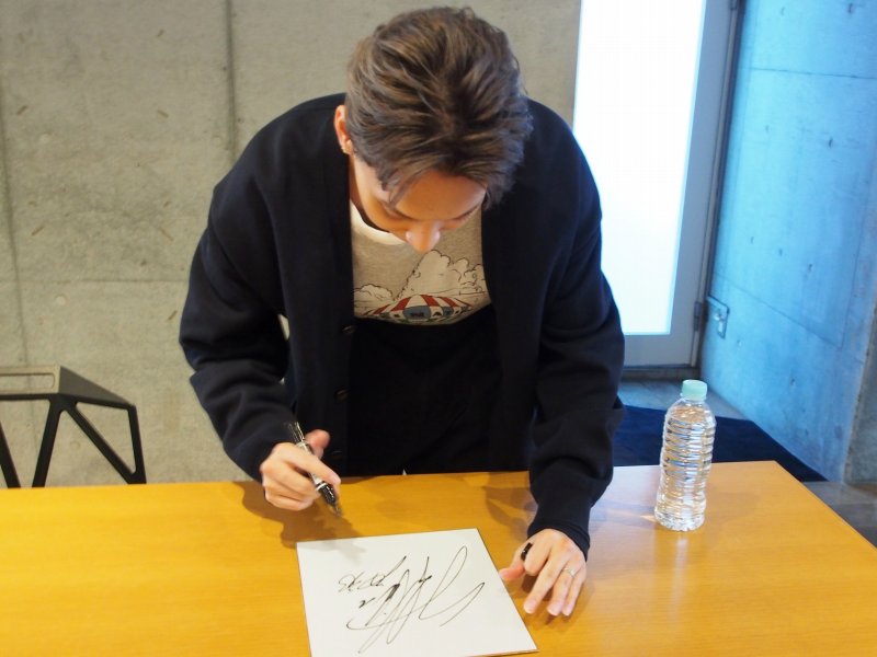 entame_talk's tweet photo. THE RAMPAGEで活躍中の鈴木昂秀さんのインタビュー記念サイン色紙を１名にプレゼント

▼応募方法
①　@jtamestaffをフォロー
②　この投稿をRT

応募締切：２月25 日(日)

記事は下記
https://t.co/AsO3wdkk73
#THERAMPAGE #MA55IVETHERAMPAGE #鈴木昂秀 #ただあなたを理解したい #プレゼント https://t.co/s0CKwXdtwX