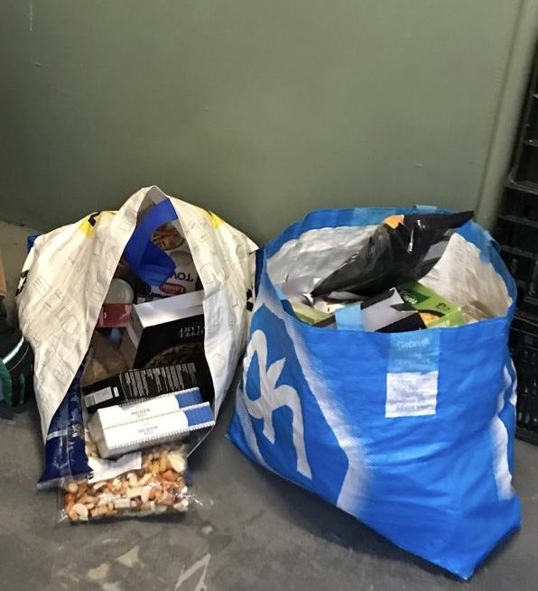 Twee jonge jongens kwamen spullen brengen die ze zelf hadden ingezameld voor onze klanten.
Twee tassen vol! 🧡🧡🧡🧡