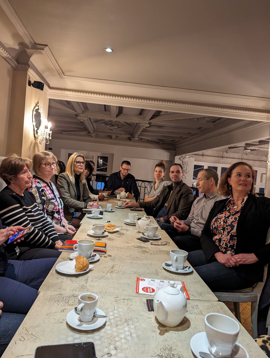 Café du CEE6 à la Joconde aux Brotteaux. Les adhérents et entrepreneurs du 6eme pitch sur leur activité et sujets d'actualités. La matinale s'est conclue par une présentation des évènements à venir et notamment les 10 ans du CEE6 le 12 juin prochain. <a href="/ca_centrest/">Crédit Agricole Centre-est</a> <a href="/CEE6_LYON/">CEE6</a>