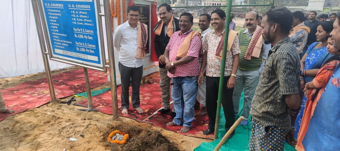 officeofdebesh's tweet photo. ସ୍ଥାନୀୟ ଟ୍ରଷ୍ଟ ଫଣ୍ଡ ମହାବିଦ୍ୟାଳୟ ଠାରେ ତିନି କୋଟି ବ୍ୟୟ ଅଟକଳ ରେ ନିର୍ମିତ ହେବାକୁ ଥିବା ୧୦୦ ଶଯ୍ୟା ବିଶିଷ୍ଟ ଛାତ୍ରନିବାସର ଶୁଭ ଭିତ୍ତିପ୍ରସ୍ତର ସ୍ଥାପନ ମାନ୍ୟବର ବିଧାୟକ ତଥା ଜିଲ୍ଲା ଯୋଜନା ବୋର୍ଡ଼ ଅଧ୍ୟକ୍ଷ ଶ୍ରୀ @debesh_bjd ଙ୍କ କର କମଳରେ ଅନୁଷ୍ଠିତ ହୋଇଯାଇଛି। https://t.co/l4AeGhxHk8