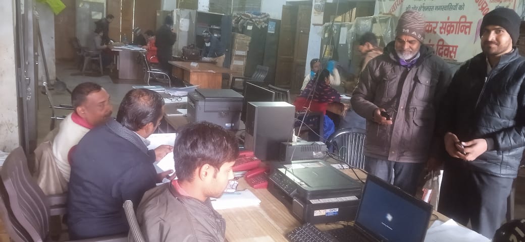 DayNulmFBD's tweet photo. Farrukhabad nagar palika parisad office me pm Svanidhi camp. https://t.co/v9uJe36OD6