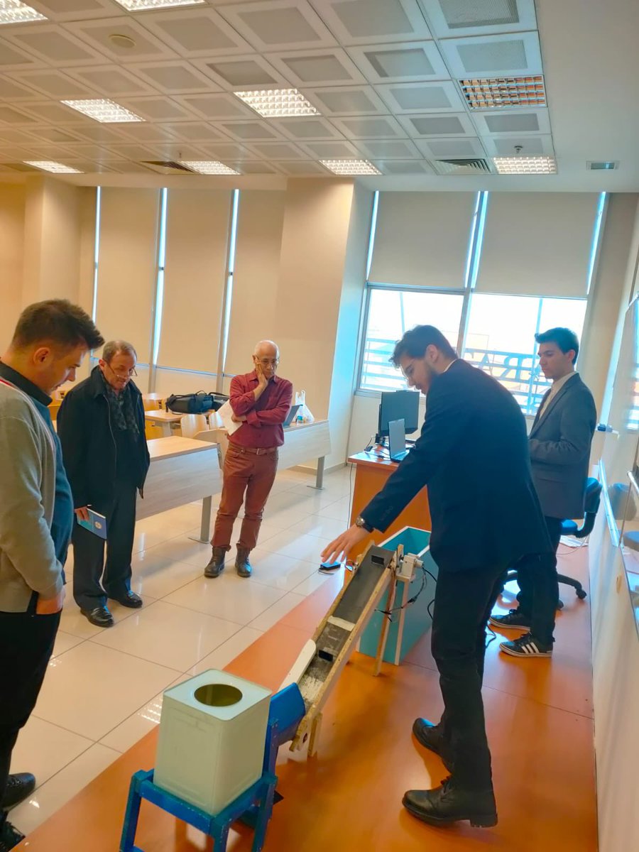 KaratayEEE's tweet photo. Bölümümüz 2023-2024 güz dönemi bitirme projesi kapsamında  Akıllı Tarım Makinaları temalı birbirinden güzel proje sunumlarını gerçekleştiren tüm öğrencilerimizi tebrik eder başarılarının devamını dileriz. https://t.co/1NPZMRqUTw