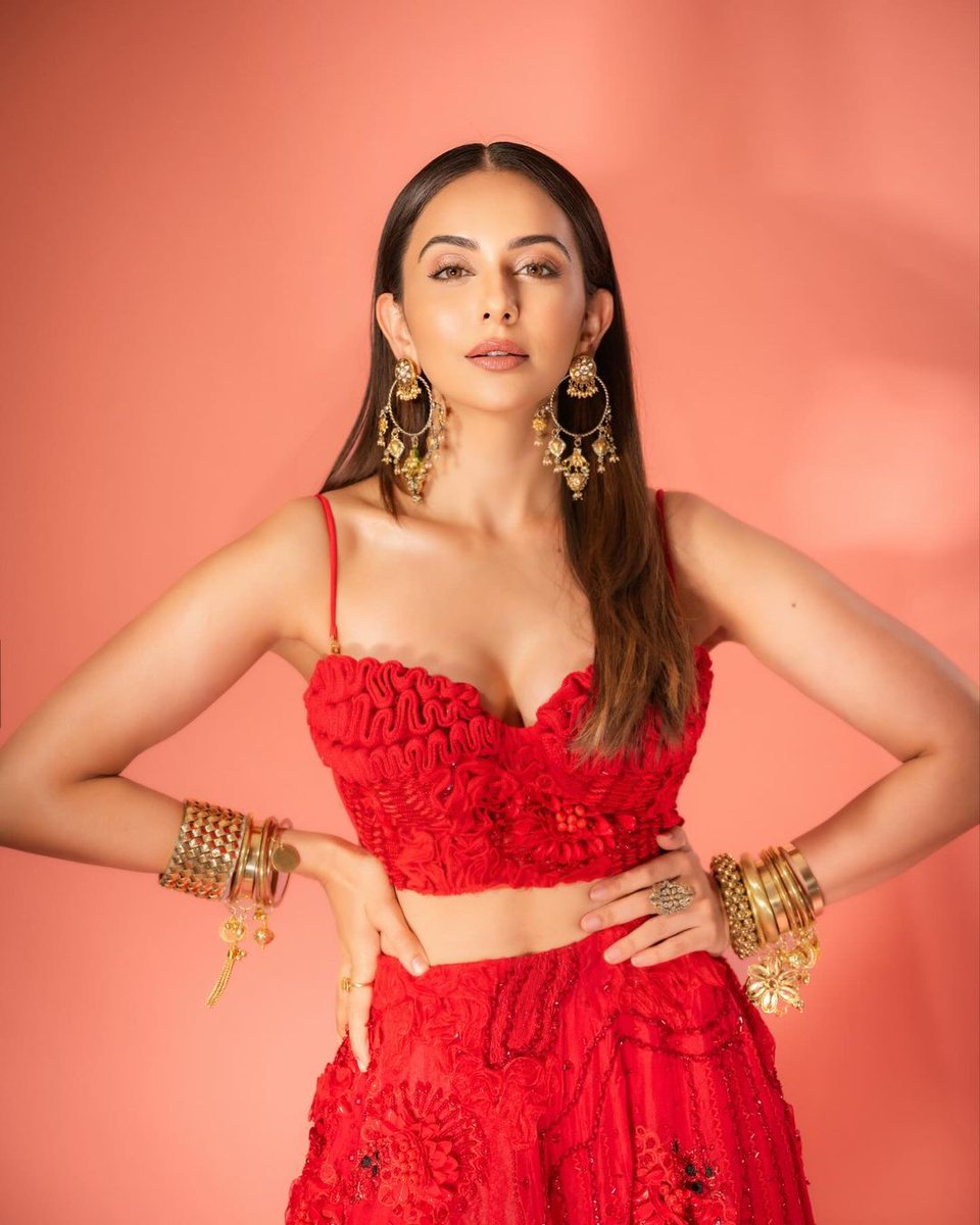 FilmyGlyph's tweet photo. Rakul Preet Singh is looking stunning in red! ❤️ What do you think of her latest look? #RakulPreetSingh https://t.co/xVLahCfFGX