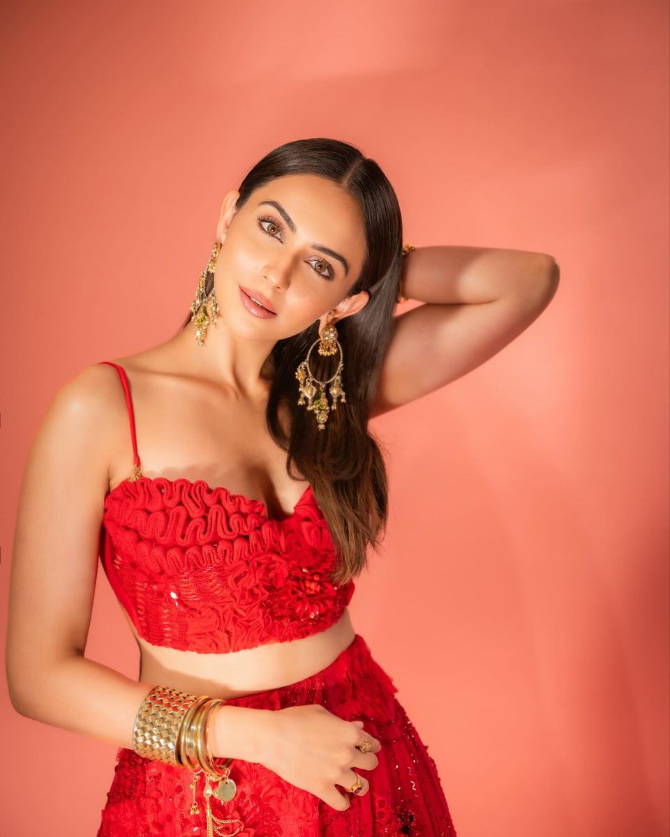 FilmyGlyph's tweet photo. Rakul Preet Singh is looking stunning in red! ❤️ What do you think of her latest look? #RakulPreetSingh https://t.co/xVLahCfFGX