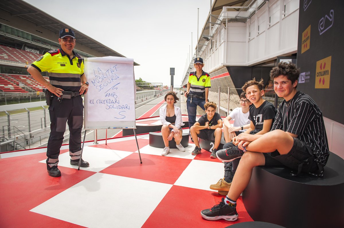 El mes de febrer del #CalendariSolidari ens porta al @Circuitcat_cat. Un escenari on es celebren grans esdeveniments del món del motor i on en moltes ocasions muntem grans dispositius per donar seguretat a tots els participants i assistents #MossosSolidaris #AlTeuCostat