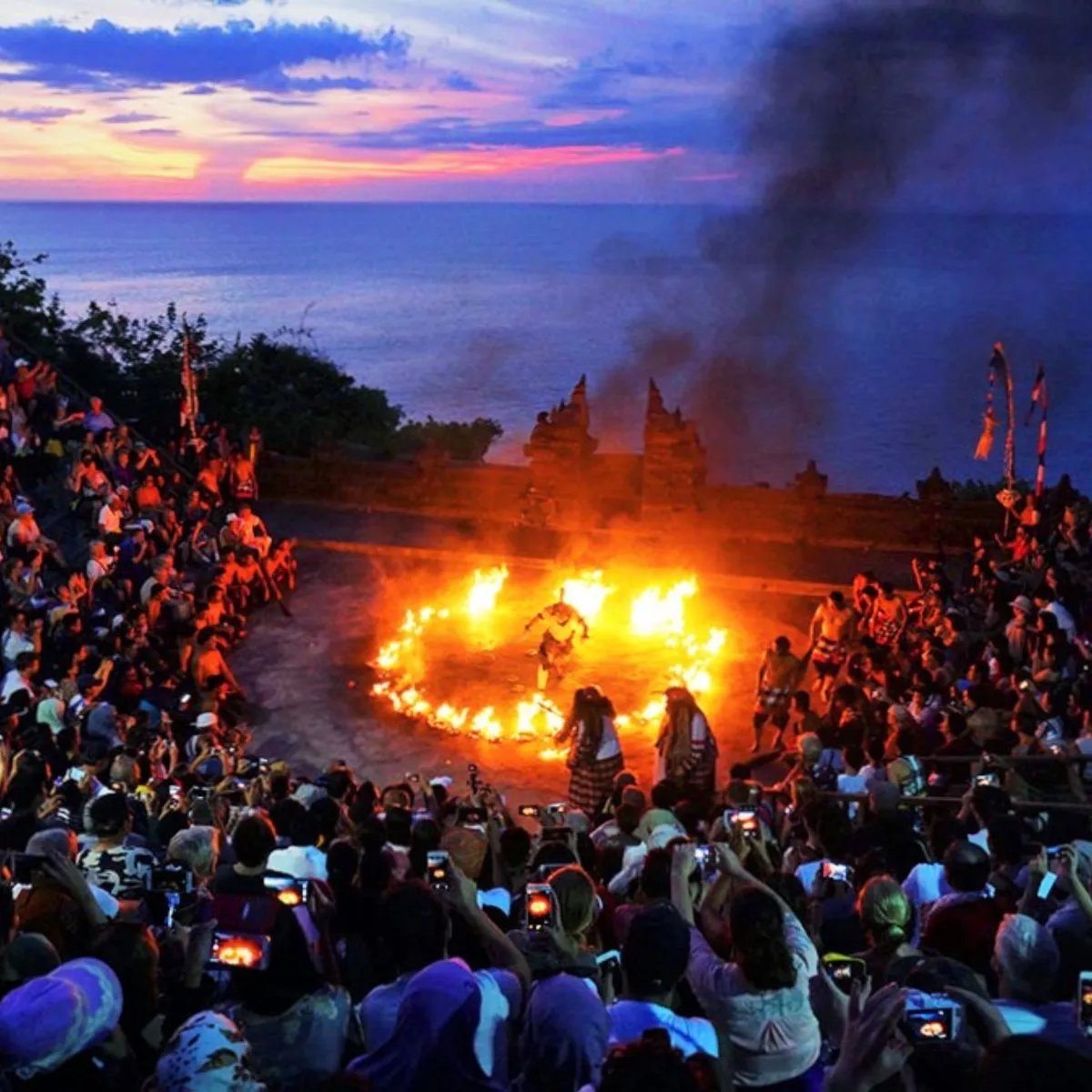 KawanTrip's tweet photo. Nikmati keindahan Tari Kecak &amp; Fire Dance di Pura Uluwatu, Bali, yang memukau dengan gerakan dan cerita Ramayana. Suasana tebing laut yang mempesona, menciptakan #BaliExperience yang tak terlupakan. #KecakDance #UluwatuMagic ✨

https://t.co/DFDgky4DdQ https://t.co/4xJiseRMYA