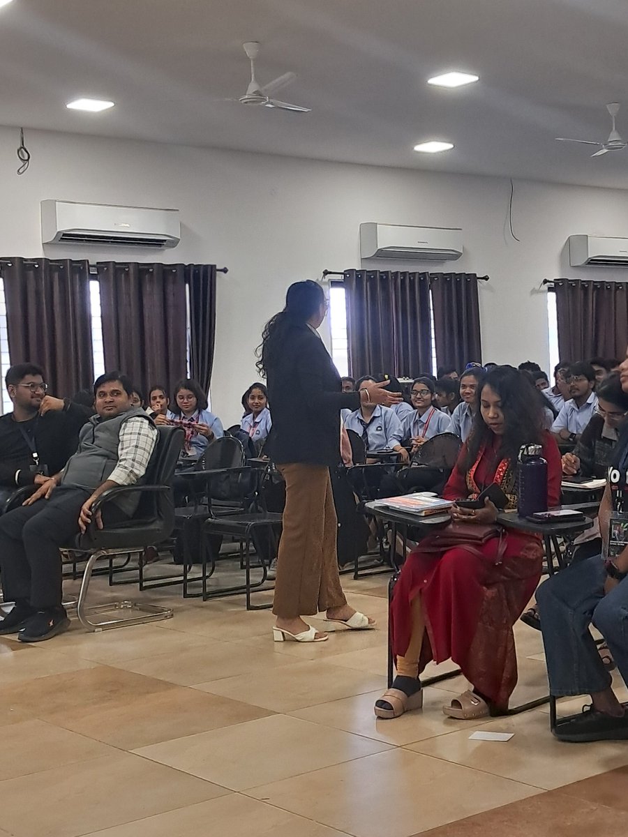 GemmMohil's tweet photo. Finally, @anshitaksoni Tylor Swift of Web3 had a session at PCE.
An example of Tarri Poha was very relatable,mam.
Thanks @CapxClub for helping me bring such a good session at my college.
#capxclub #capx #anshitaksoni #forai #organizer https://t.co/s9qICZhjIH